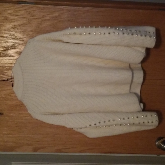 H&M women's white sweater with 2 rows of faux pearls coming down the sleeves - Picture 3 of 3